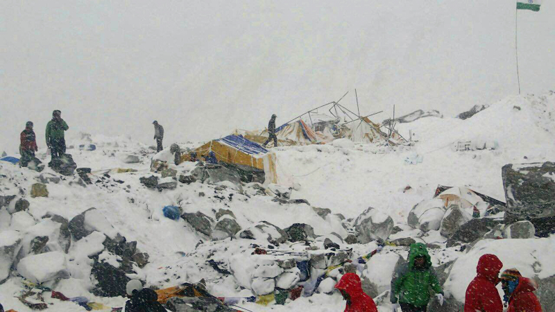 Illustration for article titled Photos from the devastating 7.8 magnitude earthquake in Nepal